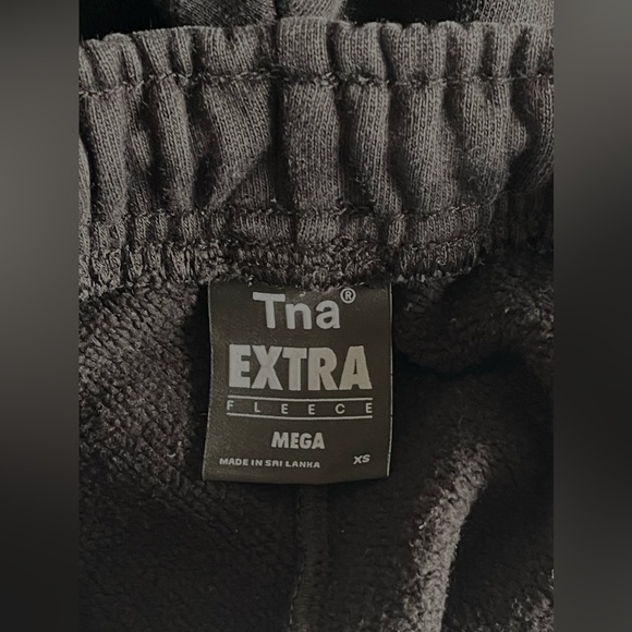 TNA BLACK EXTRA FLEECE mega sweatpants - Picture 2 of 2